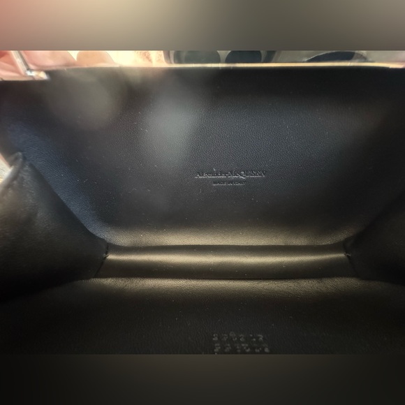 NEW🔥Alexander McQueen Skull Knuckle Bag with Spikes🔥 - Picture 14 of 16